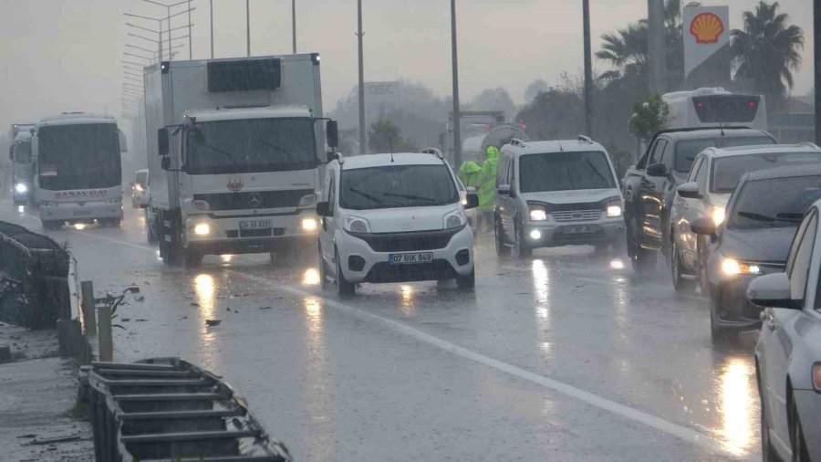 Bariyerlere Çarparak Hurdaya Dönen Araçtan Burnu Bile Kanamadan Çıktı