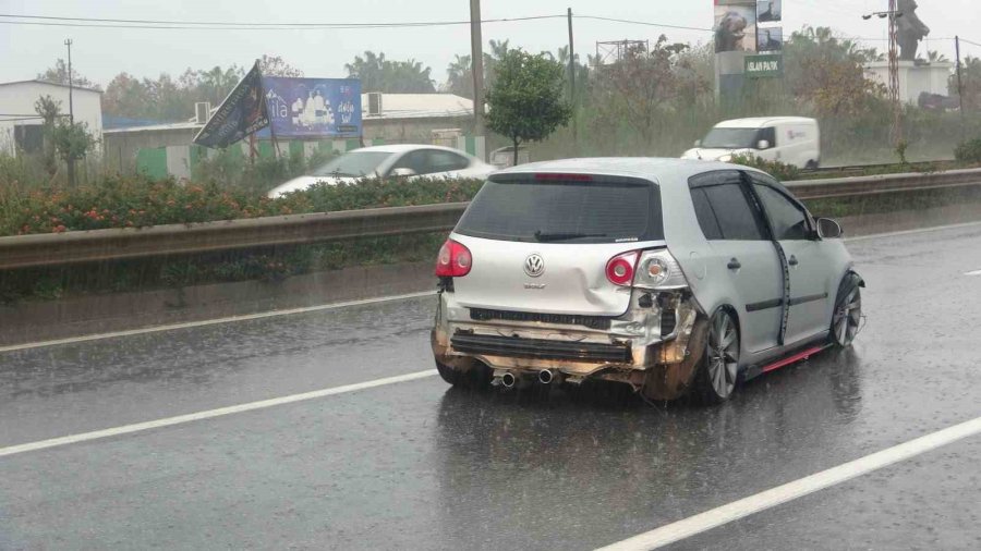 Bariyerlere Çarparak Hurdaya Dönen Araçtan Burnu Bile Kanamadan Çıktı