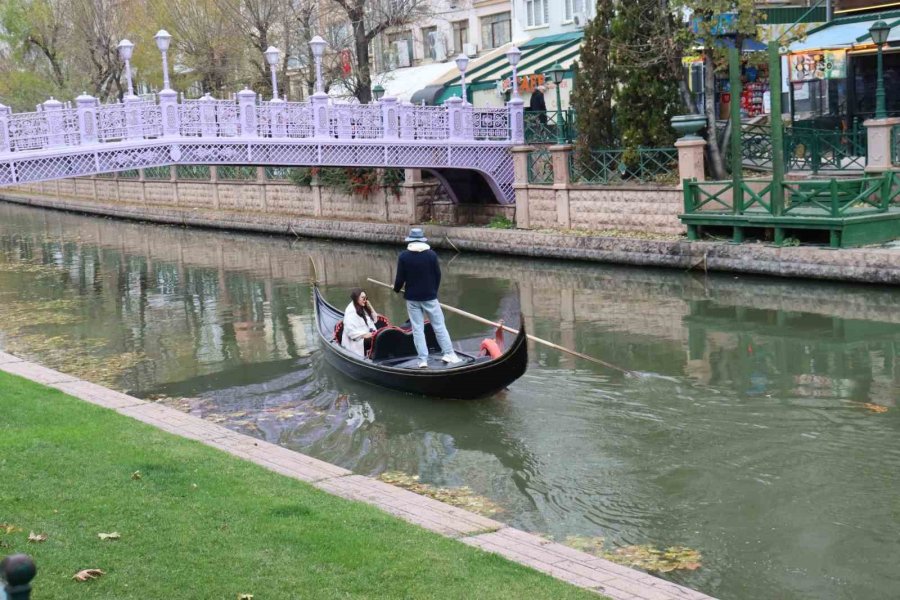 Soğuk Ve Yağışlı Hava Bile Vatandaşların Gondol Keyfine Engel Olamadı