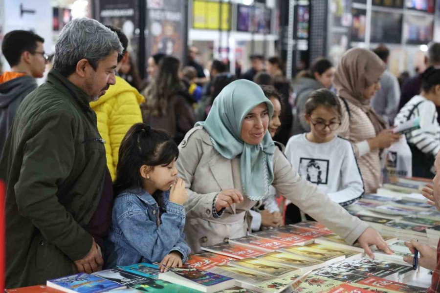 Antalyalılar Kitap Fuarına Akın Etti