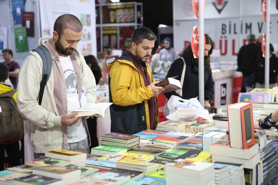 Antalyalılar Kitap Fuarına Akın Etti