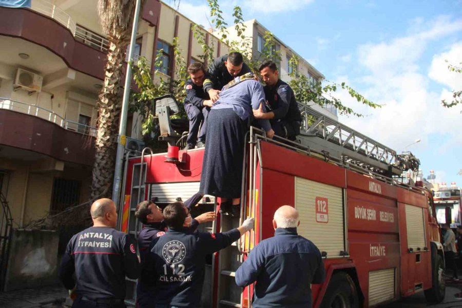 Yangında Balkonda Mahsur Kalan Torun Ve Babaanne Kurtarıldı