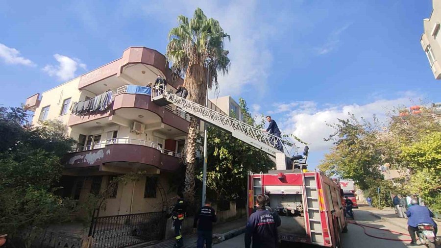 Yangında Balkonda Mahsur Kalan Torun Ve Babaanne Kurtarıldı