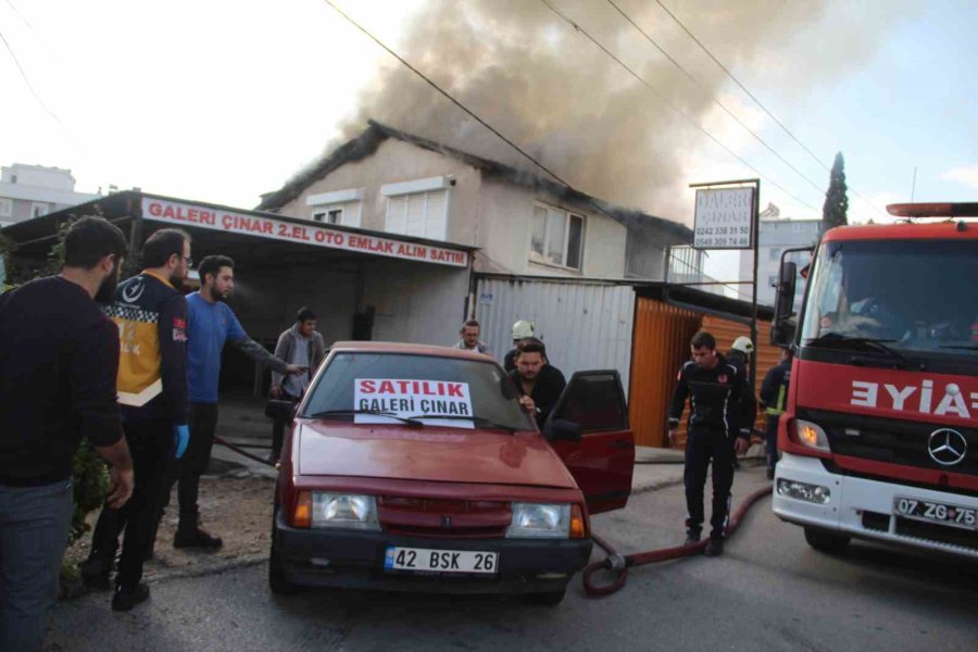 Alevler Korku Dolu Anlar Yaşattı, Ev Sahibi Kadın Gözyaşlarına Boğuldu