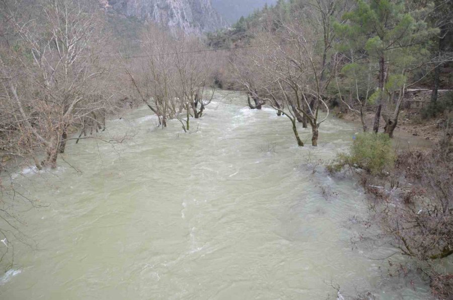 Antalya’da Yağışlar Sonrası Altınbeşik Mağarası’nda Su Seviyesi Yükseldi