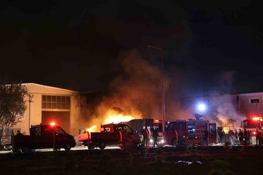 Kalıp Fabrikasındaki Malzemeler Alev Alev Yandı