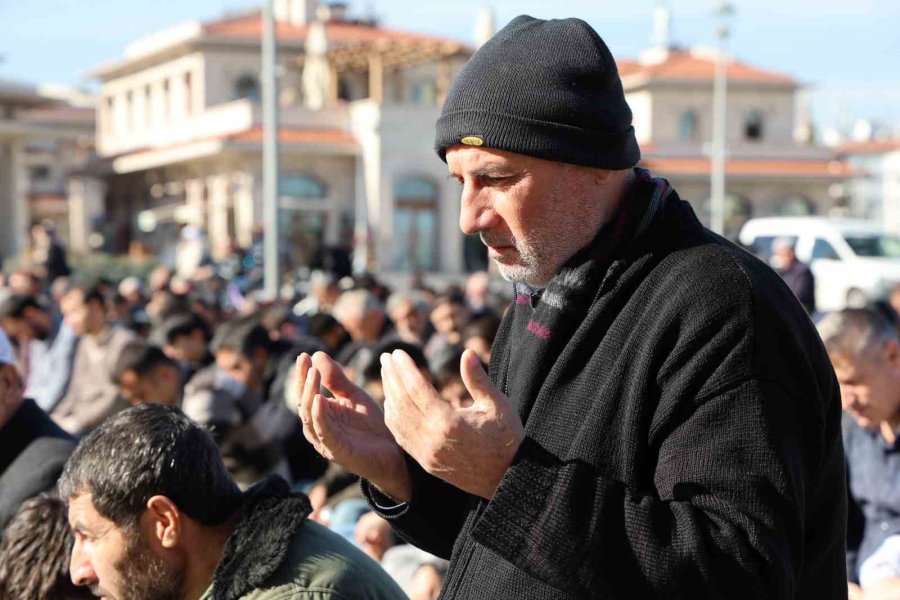 Konya’da Cuma Namazı Sonrası Filistin İçin Dua Edildi