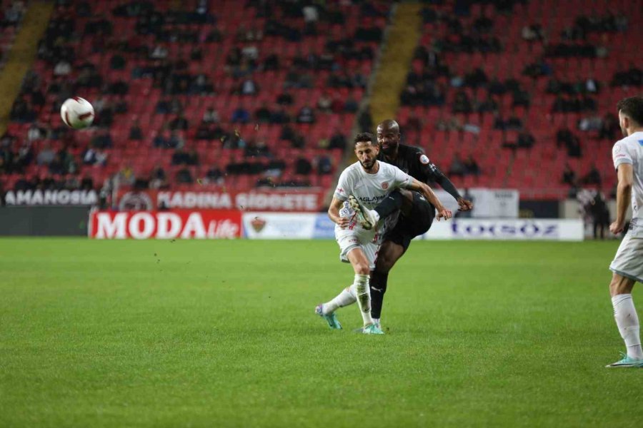 Trendyol Süper Lig: Hatayspor: 1 - Antalyaspor: 1 (ilk Yarı)