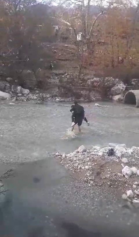 Sağanak Yağışta Köprü Yıkıldı, Öğrenciler Sırtta Taşındı