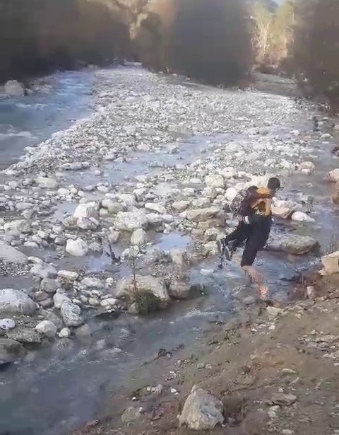 Sağanak Yağışta Köprü Yıkıldı, Öğrenciler Sırtta Taşındı