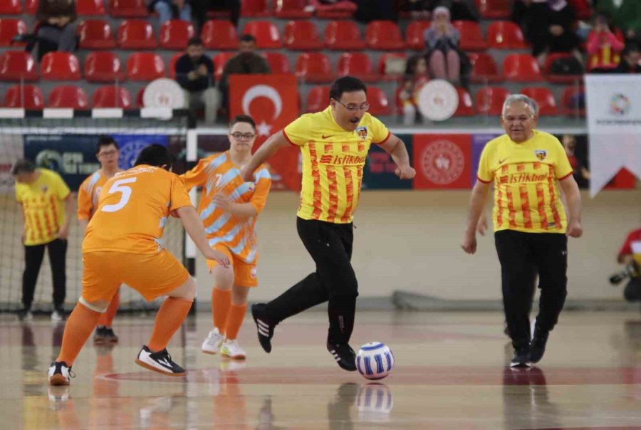 Kayseri Protokolü Down Sendromlu Gençlerle Futsal Maçı Yaptı