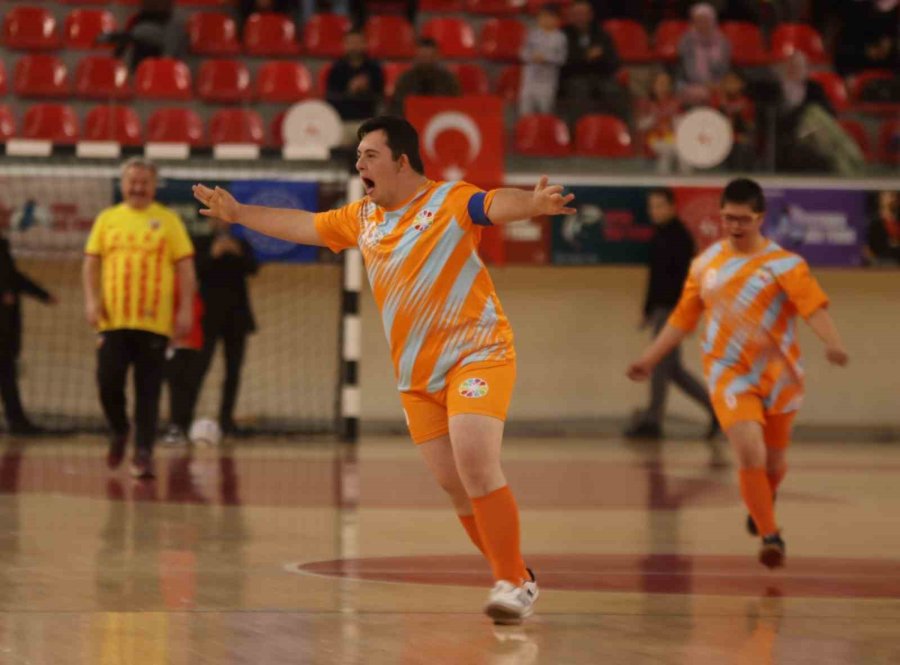 Kayseri Protokolü Down Sendromlu Gençlerle Futsal Maçı Yaptı