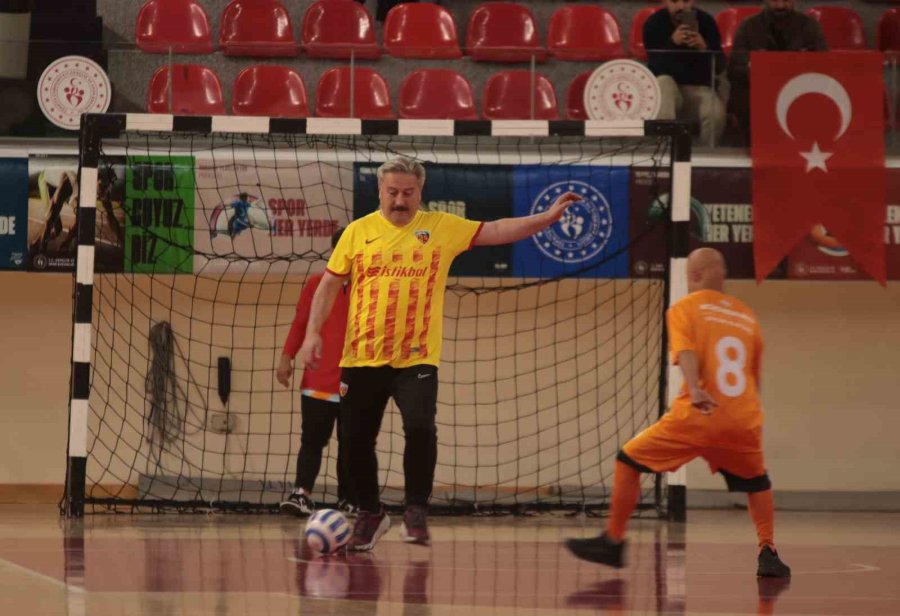 Kayseri Protokolü Down Sendromlu Gençlerle Futsal Maçı Yaptı