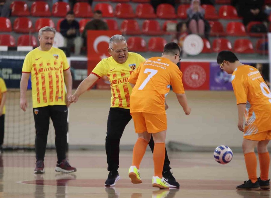 Kayseri Protokolü Down Sendromlu Gençlerle Futsal Maçı Yaptı