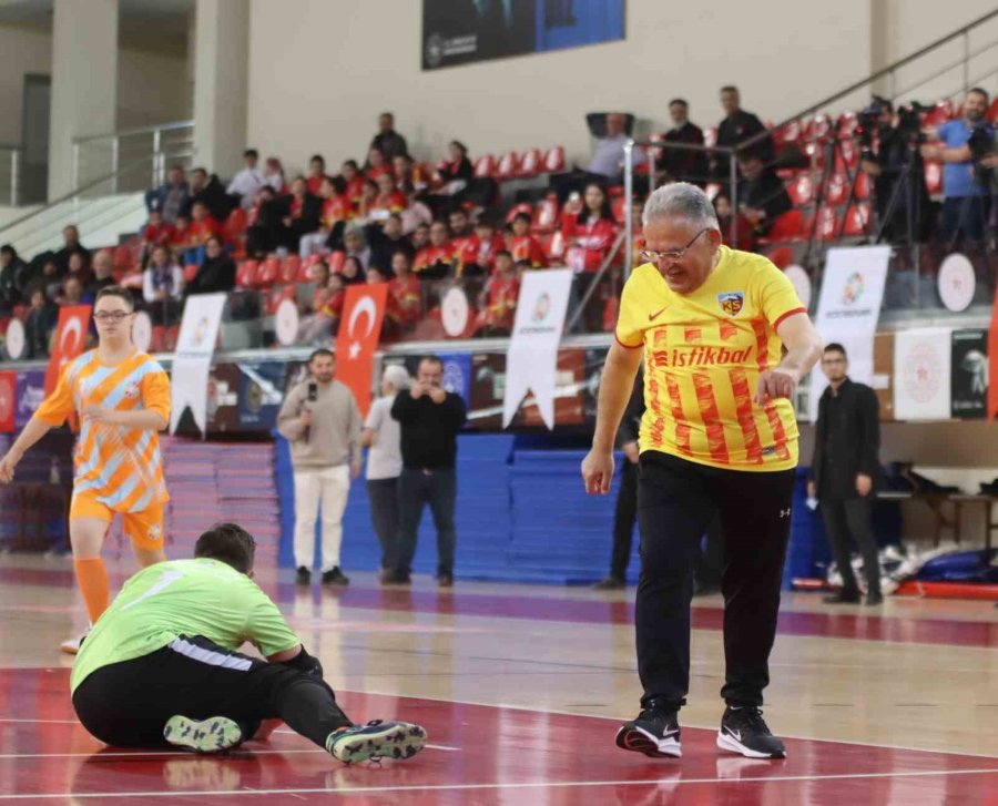 Kayseri Protokolü Down Sendromlu Gençlerle Futsal Maçı Yaptı