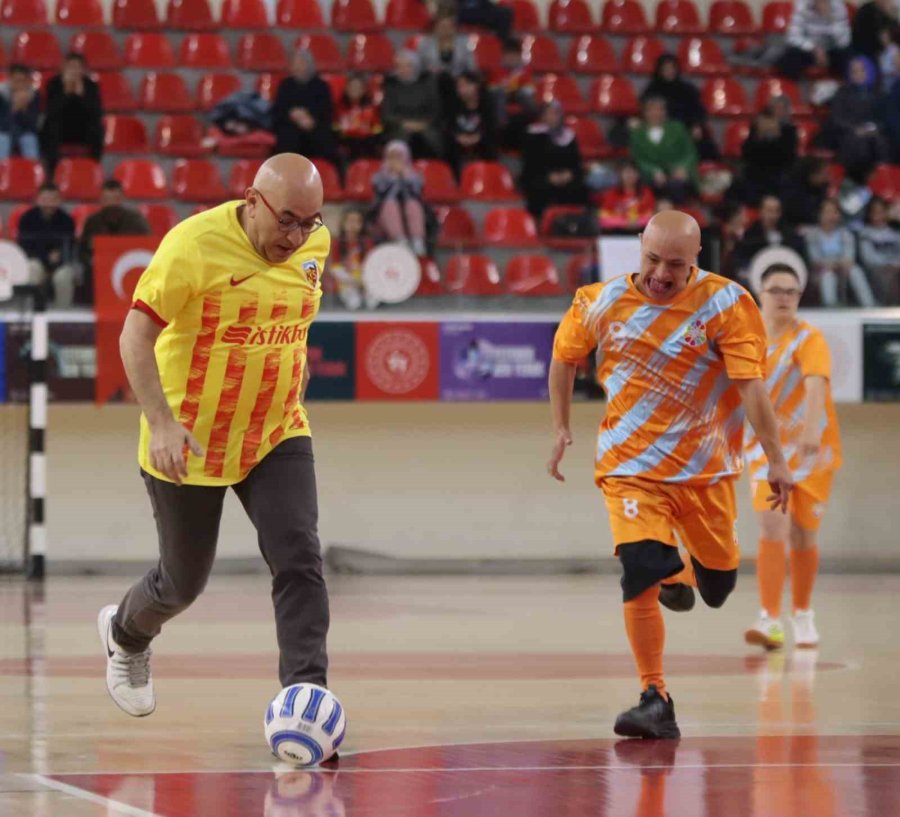 Kayseri Protokolü Down Sendromlu Gençlerle Futsal Maçı Yaptı