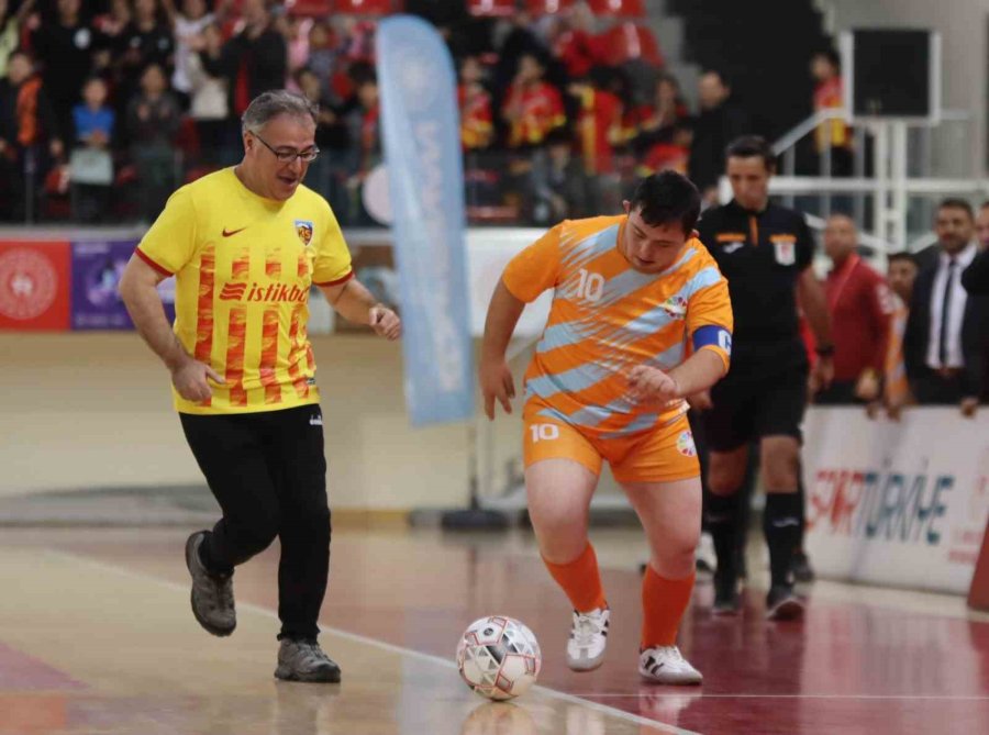 Kayseri Protokolü Down Sendromlu Gençlerle Futsal Maçı Yaptı