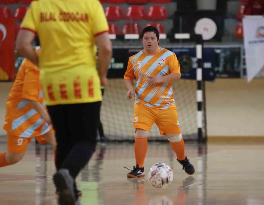 Kayseri Protokolü Down Sendromlu Gençlerle Futsal Maçı Yaptı