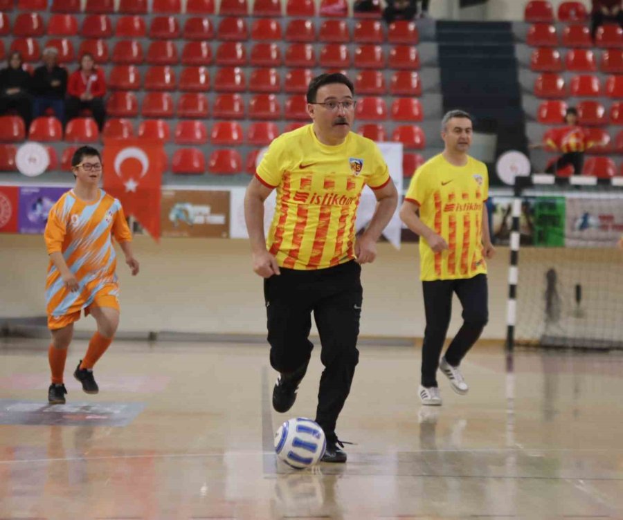 Kayseri Protokolü Down Sendromlu Gençlerle Futsal Maçı Yaptı