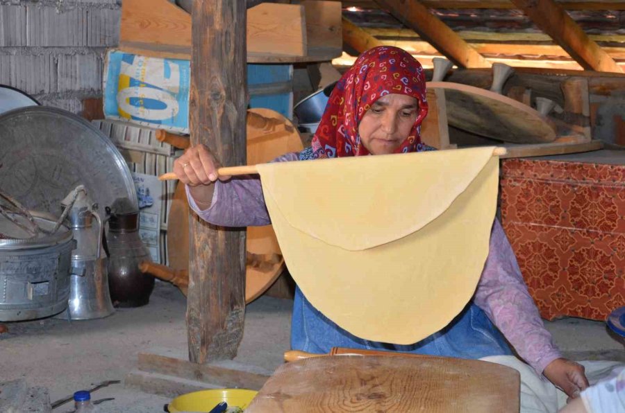 Antalyalı Kadınların Erişte Kesme Ve Dibek Taşında Buğday Dövme Geleneği