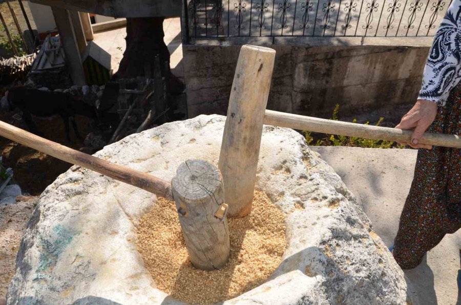 Antalyalı Kadınların Erişte Kesme Ve Dibek Taşında Buğday Dövme Geleneği