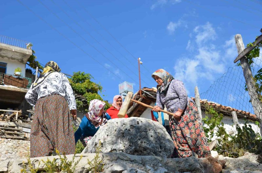 Antalyalı Kadınların Erişte Kesme Ve Dibek Taşında Buğday Dövme Geleneği