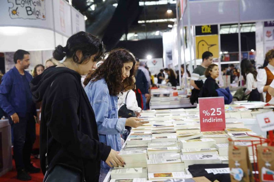 Kitap Fuarına Yoğun İlgi