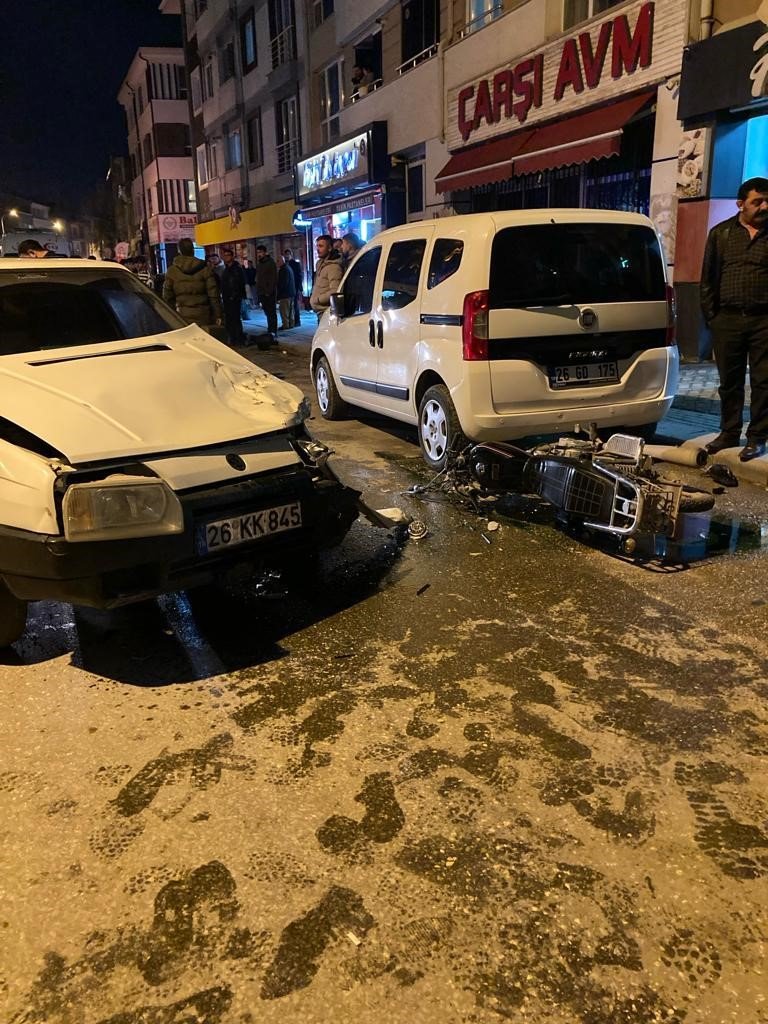 Dönüş Yapmaya Çalışan Araca Çarpan Motosikletteki Sürücü Ve Yolcu Ağır Yaralandı