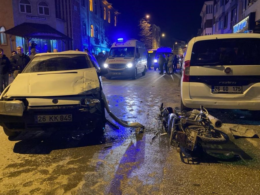 Dönüş Yapmaya Çalışan Araca Çarpan Motosikletteki Sürücü Ve Yolcu Ağır Yaralandı