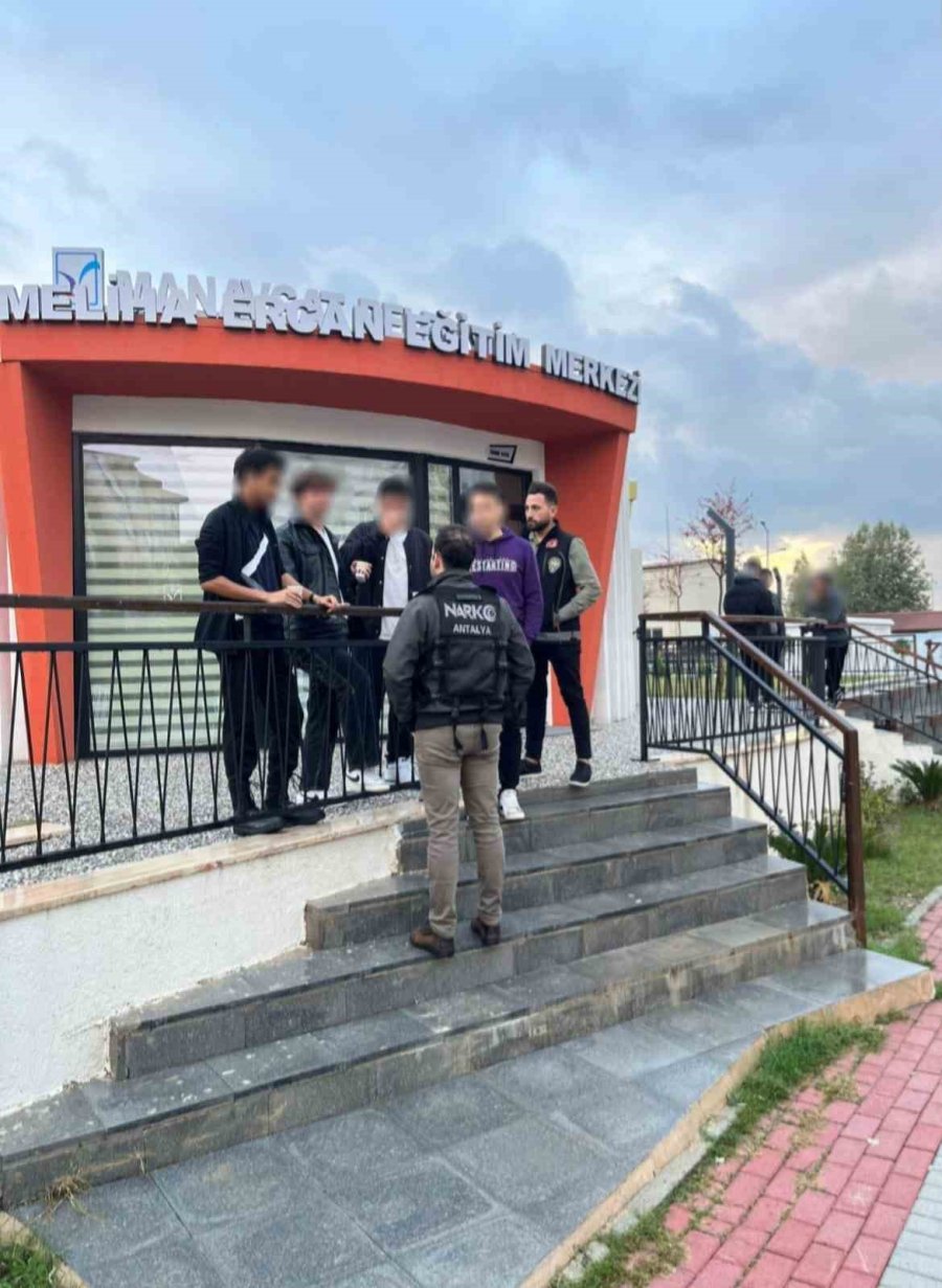 Antalya’da Polislerden Okul Çevresinde Sıkı Denetim