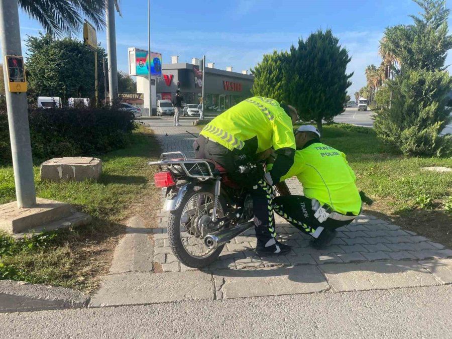 Antalya’da Sürücüsünün Kaçtığı Plakasız Motosiklete 7 Bin Tl Ceza