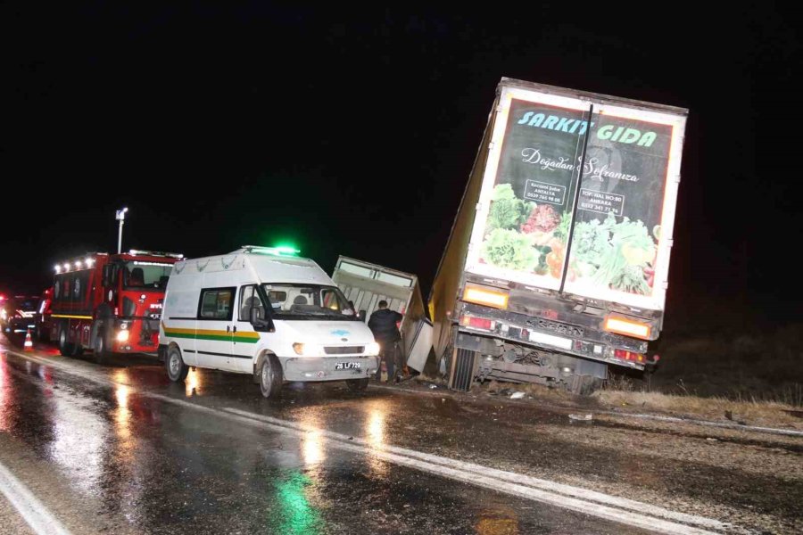 Tır İle Kamyonet Kafa Kafaya Çarpıştı: 2 Ölü