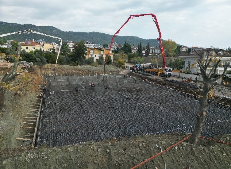 Kemer, Göynük Kapalı Pazar Yerine İlk Betonlar Döküldü