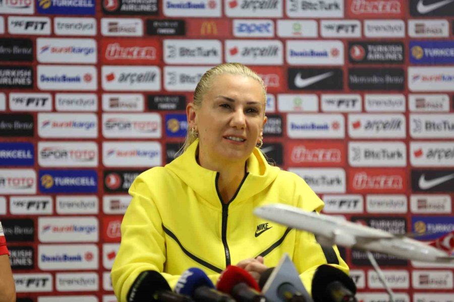 Necla Kıragası: "kadın Futbolunun Tarihi Bu Kızlarla Yazılıyor"