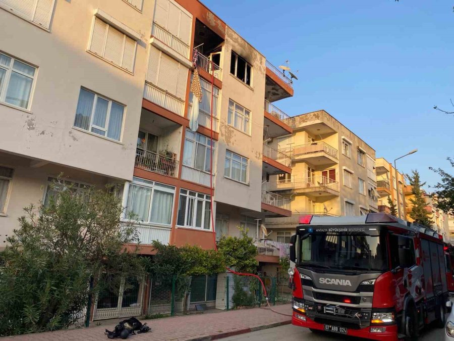 Antalya’da Yangın Paniği: Yaşlı Kadını İtfaiye Ekipleri Son Anda Kurtardı