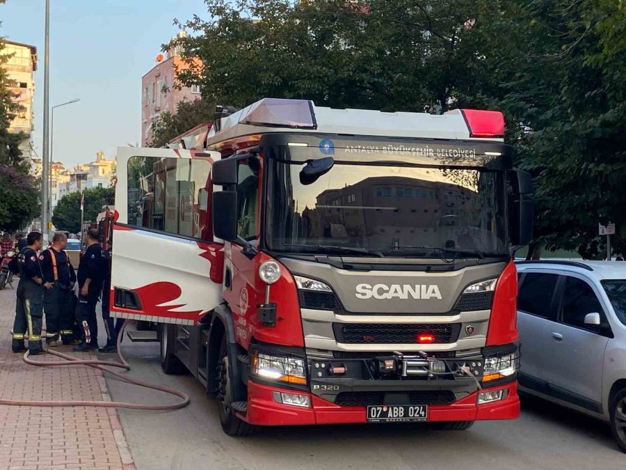 Antalya’da Yangın Paniği: Yaşlı Kadını İtfaiye Ekipleri Son Anda Kurtardı