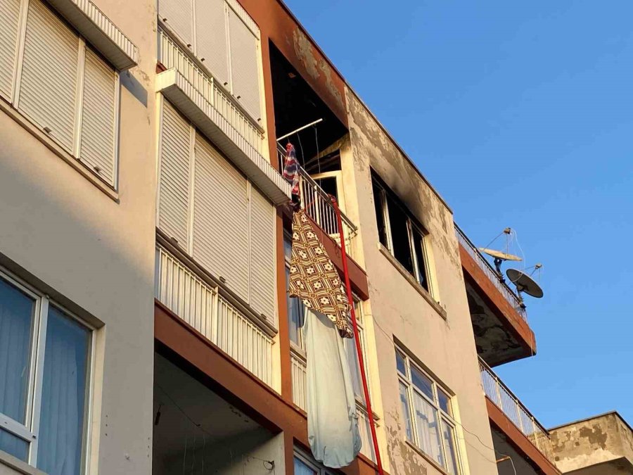 Antalya’da Yangın Paniği: Yaşlı Kadını İtfaiye Ekipleri Son Anda Kurtardı