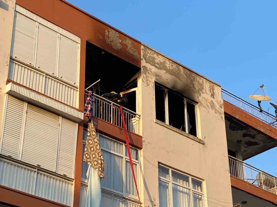 Antalya’da Yangın Paniği: Yaşlı Kadını İtfaiye Ekipleri Son Anda Kurtardı