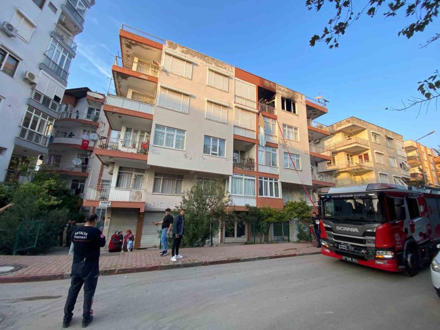 Antalya’da Yangın Paniği: Yaşlı Kadını İtfaiye Ekipleri Son Anda Kurtardı