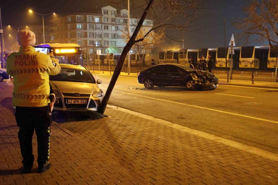 Kaza Yaptı, Hasar Gören Otomobili Bırakıp Kaçtı