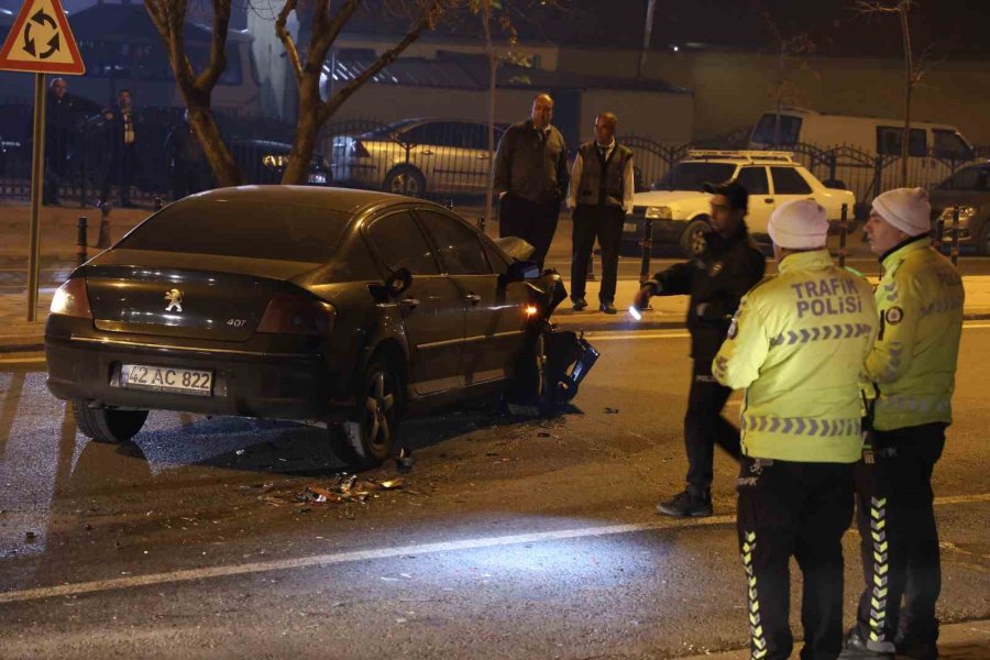 Kaza Yaptı, Hasar Gören Otomobili Bırakıp Kaçtı