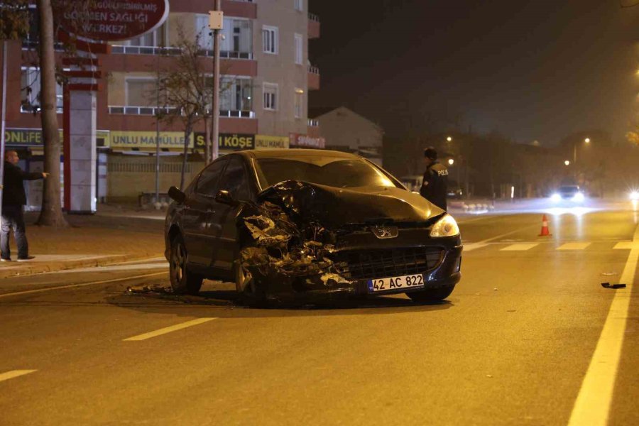 Kaza Yaptı, Hasar Gören Otomobili Bırakıp Kaçtı