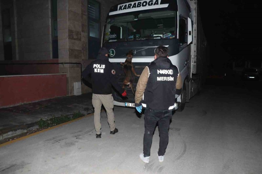 Mersin’de Bir Tırda 15 Kilo Esrar, 2 Tabanca Ve Kaçak Sigaralar Ele Geçirildi