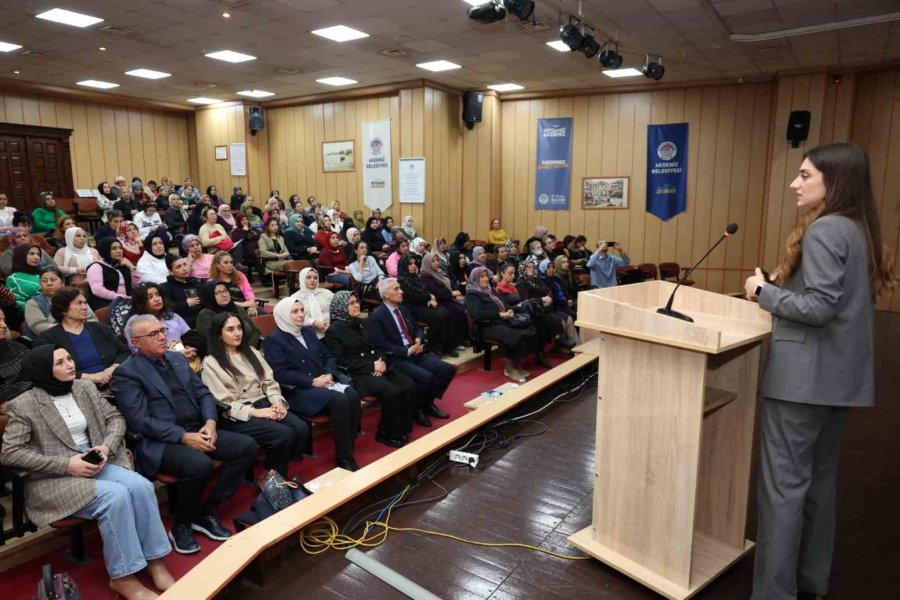 Mersin’de ’türkiye Yüzyılında Kadın Hakkı’ Konferansı