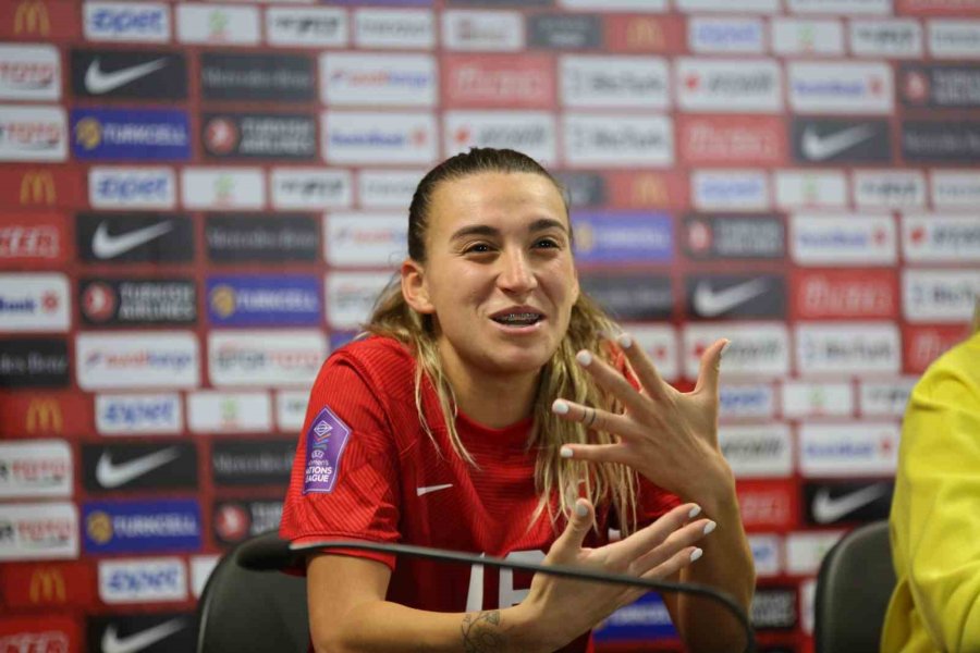 Necla Kıragası: "kadın Futbolunun Tarihi Bu Kızlarla Yazılıyor"