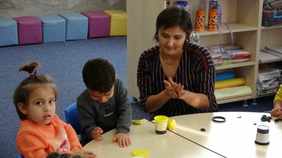 Kanseri Yenen Ayşegül Öğretmen 2 Yıl Sonra Öğrencilerine Kavuştu, Okul Bayram Yerine Döndü