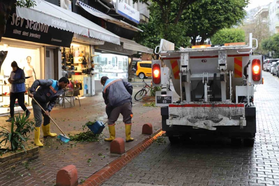 Kentte Etkili Olan Şiddetli Yağışlar Sonrası Alanya Belediyesi Tüm Ekipleri İle Sahada