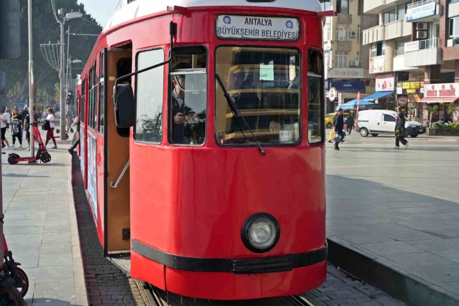 Tramvayda Piyanolu Canlı Müzikle Yolculuk