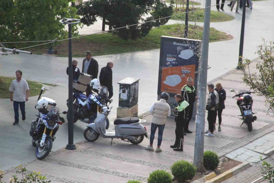 Kaldırım Ve Tramvay Yolunu Kullanan Sürücülere Ceza Yağdı