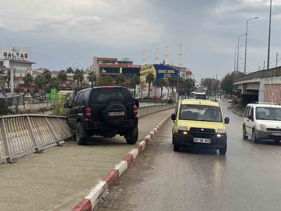 Yolda Kayan Cip Bariyerlere Çarparak Durabildi